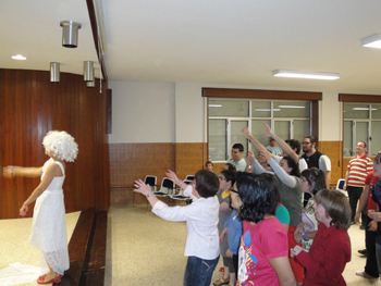 Tras del discurso, que no entendimos, se dispone a tinar el ramo de novia.